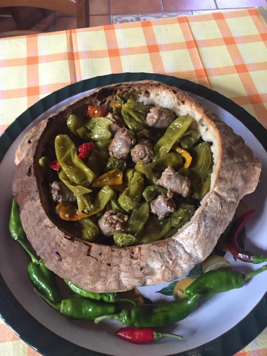 Pane ripieno di peperoni e salsiccia, piatto tipico