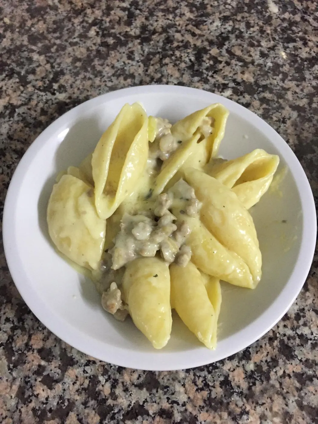 Conchiglioni di pasta ripieni con crema